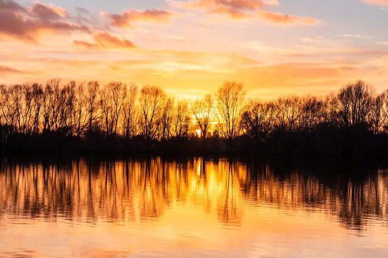 Beautiful sunset over the Lagoon, St Ives Lakes Fishery