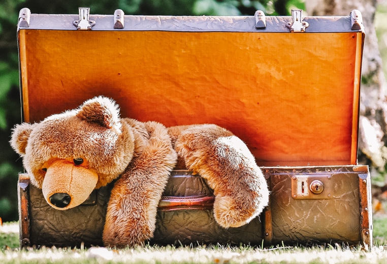 Teddy bear in the retro suitcase - what to pack when moving abroad